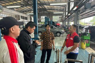 Pertamina Patra Niaga saat melakukan pengecekan ke bengkel-bengkel di area Cibinong. Selain koordinasi dengan bengkel, Pertamina Patra Niaga juga menggandeng LAPI ITB. Foto: Dok Pertamina