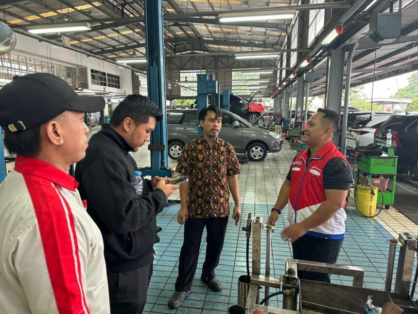 Pertamina Patra Niaga saat melakukan pengecekan ke bengkel-bengkel di area Cibinong. Selain koordinasi dengan bengkel, Pertamina Patra Niaga juga menggandeng LAPI ITB. Foto: Dok Pertamina