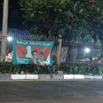 Salah satu alat peraga kampanye salah satu paslon pada Pilkada Jakarta 2024 terbentang di pagar pembatas jalan di Jalan Raya Bogor, Kramat Jati, Jakarta Timur, belum lama ini. Foto: Joesvicar Iqbal/ipol.id