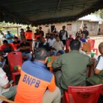 Deputi Bidang Rehabilitasi dan Rekonstruksi BNPB, Jarwansyah saat melakukan sosialisasi dan memberikan penjelasan terkait rencana relokasi bagi para Kepala Desa, di pos lapangan pengungsi Bokang dan Konga, Minggu (17/11/2024). Foto: BNPB