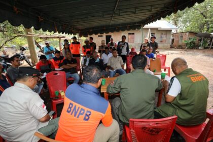 Deputi Bidang Rehabilitasi dan Rekonstruksi BNPB, Jarwansyah saat melakukan sosialisasi dan memberikan penjelasan terkait rencana relokasi bagi para Kepala Desa, di pos lapangan pengungsi Bokang dan Konga, Minggu (17/11/2024). Foto: BNPB