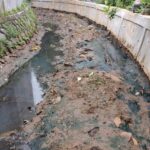 Turap di kali di sekitar TPU Cibubur, Jakarta Timur, dibangun untuk mengatasi banjir di sekitar lokasi. Foto: Joesvicar Iqbal/ipol.id