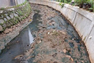 Turap di kali di sekitar TPU Cibubur, Jakarta Timur, dibangun untuk mengatasi banjir di sekitar lokasi. Foto: Joesvicar Iqbal/ipol.id