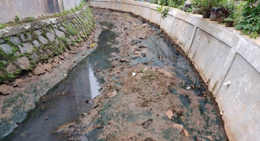 Turap di kali di sekitar TPU Cibubur, Jakarta Timur, dibangun untuk mengatasi banjir di sekitar lokasi. Foto: Joesvicar Iqbal/ipol.id