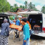 Seorang warga meninggal dunia dievakuasi dari lokasi banjir bandang yang melanda Kabupaten Limapuluh Kota, pada Sabtu (23/11/2024) pukul 01.00 WIB. Foto: BPBD Kabupaten Limapuluh Kota