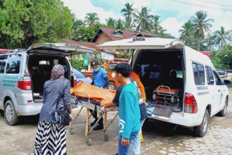 Seorang warga meninggal dunia dievakuasi dari lokasi banjir bandang yang melanda Kabupaten Limapuluh Kota, pada Sabtu (23/11/2024) pukul 01.00 WIB. Foto: BPBD Kabupaten Limapuluh Kota