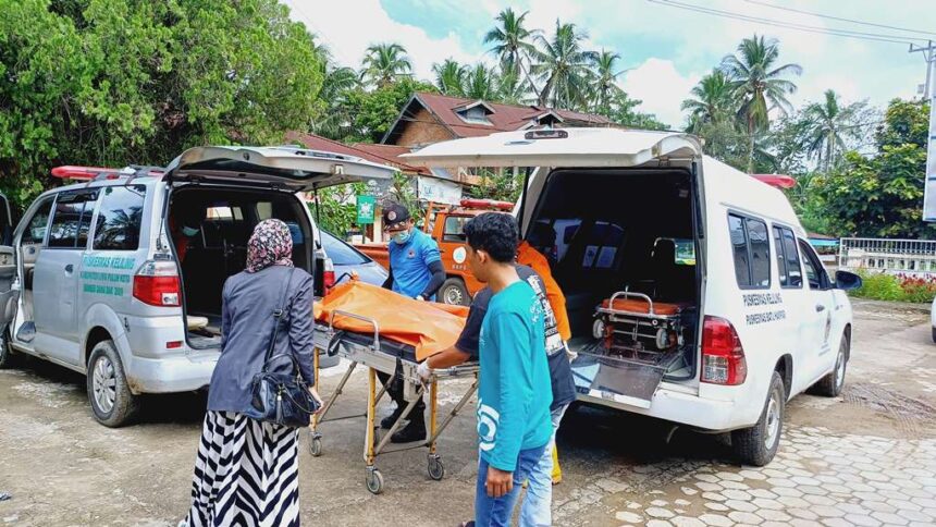 Seorang warga meninggal dunia dievakuasi dari lokasi banjir bandang yang melanda Kabupaten Limapuluh Kota, pada Sabtu (23/11/2024) pukul 01.00 WIB. Foto: BPBD Kabupaten Limapuluh Kota