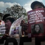 esar (kanan dengan topi) dan Celia Veloso (tengah), orang tua dari pekerja migran yang dipenjara Mary Jane Veloso, berunjuk rasa di Manila memohon pembebasannya, 10 Juli 2023. Foto: Jojo Rinoza / benarnews