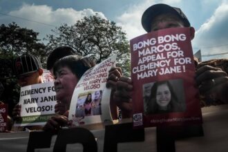 esar (kanan dengan topi) dan Celia Veloso (tengah), orang tua dari pekerja migran yang dipenjara Mary Jane Veloso, berunjuk rasa di Manila memohon pembebasannya, 10 Juli 2023. Foto: Jojo Rinoza / benarnews