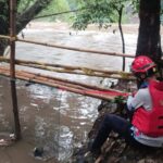 Petugas memasang jaring di sekitar lokasi kejadian korban Faiz Hafiz, 11, hanyut di aliran kali got Mandiri di Jalan Lenteng Agung Timur, GG Jawa, RT 06 RW 08, Kelurahan Lenteng Agung, Kecamatan Jagakarsa, Jakarta Selatan, Kamis (21/11/2024). Foto: Ist