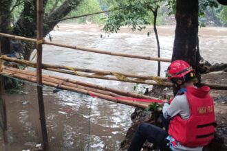 Petugas memasang jaring di sekitar lokasi kejadian korban Faiz Hafiz, 11, hanyut di aliran kali got Mandiri di Jalan Lenteng Agung Timur, GG Jawa, RT 06 RW 08, Kelurahan Lenteng Agung, Kecamatan Jagakarsa, Jakarta Selatan, Kamis (21/11/2024). Foto: Ist