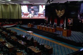 Rapat paripurna persetujuan Raperda APBD 2025.(Foto Sofian/ipol.id