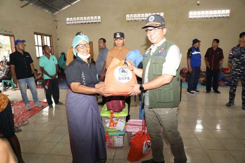 Deputi Bidang Penanganan Darurat Badan Nasional Penanggulangan Bencana (BNPB) Mayjen TNI Lukmansyah (rompi hijau) saat menyerahkan bantuan kepada warga di pos pengungsian Desa Kringa, Kabupaten Sikka, Nusa Tenggara Timur, Kamis (7/11/2024). Foto: Ist