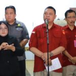 Direktur Penyidikan Jaksa Agung Muda Pidana Khusus ( Dirdik Jampidsus) Kejaksaan Agung, Abdul Qohar (kedua dari kanan) saat memakai jam tangan mewah bermerk Audemars Piguet seharga Rp 1 miliar lebih. Foto: Puspenkum Kejaksaan Agung