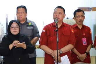 Direktur Penyidikan Jaksa Agung Muda Pidana Khusus ( Dirdik Jampidsus) Kejaksaan Agung, Abdul Qohar (kedua dari kanan) saat memakai jam tangan mewah bermerk Audemars Piguet seharga Rp 1 miliar lebih. Foto: Puspenkum Kejaksaan Agung