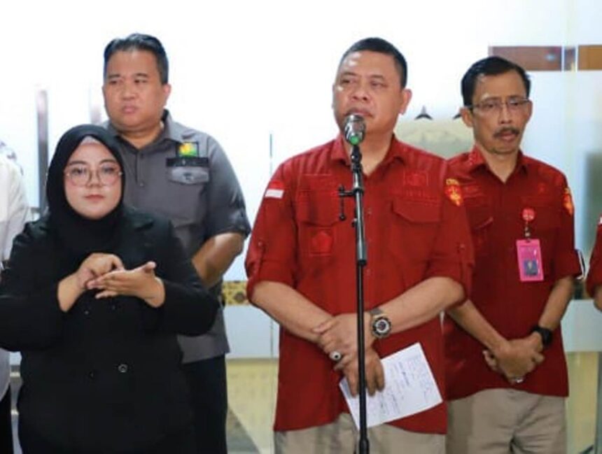 Direktur Penyidikan Jaksa Agung Muda Pidana Khusus ( Dirdik Jampidsus) Kejaksaan Agung, Abdul Qohar (kedua dari kanan) saat memakai jam tangan mewah bermerk Audemars Piguet seharga Rp 1 miliar lebih. Foto: Puspenkum Kejaksaan Agung