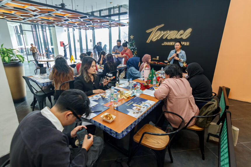 Suasana peluncuran menu baru Maxx Coffee di Terrace by Maxx Coffee, Lippo Mall Kemang, Kamis (14/11/2024). (Alidrian Fahwi/ipol.id).