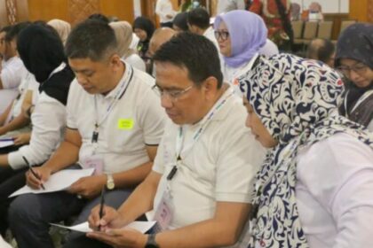 Puluhan pasangan saat mengikuti kegiatan bimbingan teknis (Bimtek) gerakan membangun budaya berintegritas bagi Aparatur Sipil Negara (ASN) menuju kota global di Hotel Grand Sahid Jaya, Karet Tengsin, Tanah Abang, Jakarta Pusat, pada Rabu (20/11/2024). Foto: Insta@kotajakartabarat