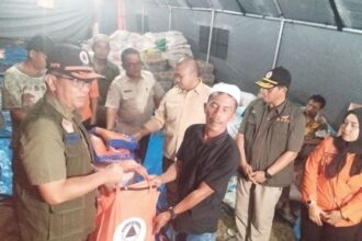 Deputi Bidang Penanganan Darurat, Mayjen TNI Lukmansyah (rompi tengah) melakukan kunjungan lapangan di Kabupaten Padang Lawas, Sumatera Utara, Rabu (27/11/2024). Foto: BPBD Kab Padang Lawas