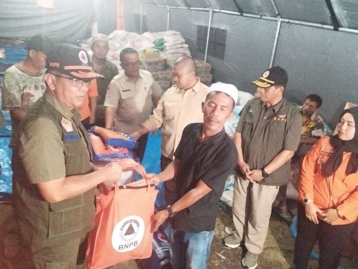 Deputi Bidang Penanganan Darurat, Mayjen TNI Lukmansyah (rompi tengah) melakukan kunjungan lapangan di Kabupaten Padang Lawas, Sumatera Utara, Rabu (27/11/2024). Foto: BPBD Kab Padang Lawas