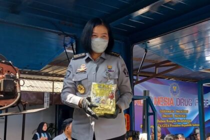 Direktur Teknologi Informasi dan Kerjasama Direktorat Jenderal Pemasyarakatan (Ditjenpas), Marselina Budiningsih saat menghadiri kegiatan pemusnahan barang bukti narkotika jenis sabu di Markas Badan Narkotika Nasional Republik Indonesia (BNN RI), Cawang, Jakarta Timur, Selasa (19/11/2024). Foto: Joesvicar Iqbal/ipol.id