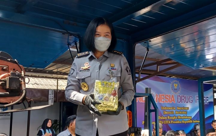 Direktur Teknologi Informasi dan Kerjasama Direktorat Jenderal Pemasyarakatan (Ditjenpas), Marselina Budiningsih saat menghadiri kegiatan pemusnahan barang bukti narkotika jenis sabu di Markas Badan Narkotika Nasional Republik Indonesia (BNN RI), Cawang, Jakarta Timur, Selasa (19/11/2024). Foto: Joesvicar Iqbal/ipol.id