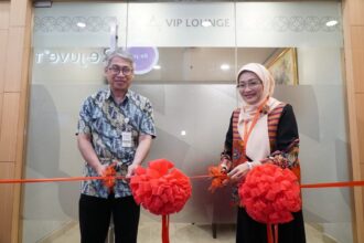 Pemotongan pita dan penandatanganan kerja sama antara AdMedika dan Eka Hospital BSD oleh CEO AdMedika Dian Prambini dan Hospital Director Eka Hospital BSD dr. Albertus Eka Budi Sutanta, MHKes. Foto: Dok Telkom Indonesia