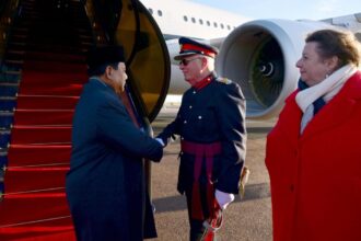 Presiden Prabowo Subianto dan rombongan disambut oleh Perwakilan dari Kerajaan Inggris Charles Anderson DL dan Perwakilan Khusus Menteri Luar Negeri Inggris Adele Taylor MBE, setibanya di Bandar Udara Stansted, London, Inggris, pada Rabu, 20 November 2024, sekitar pukul 08.40 waktu setempat. Foto: BPMI Setpres/Muchlis Jr