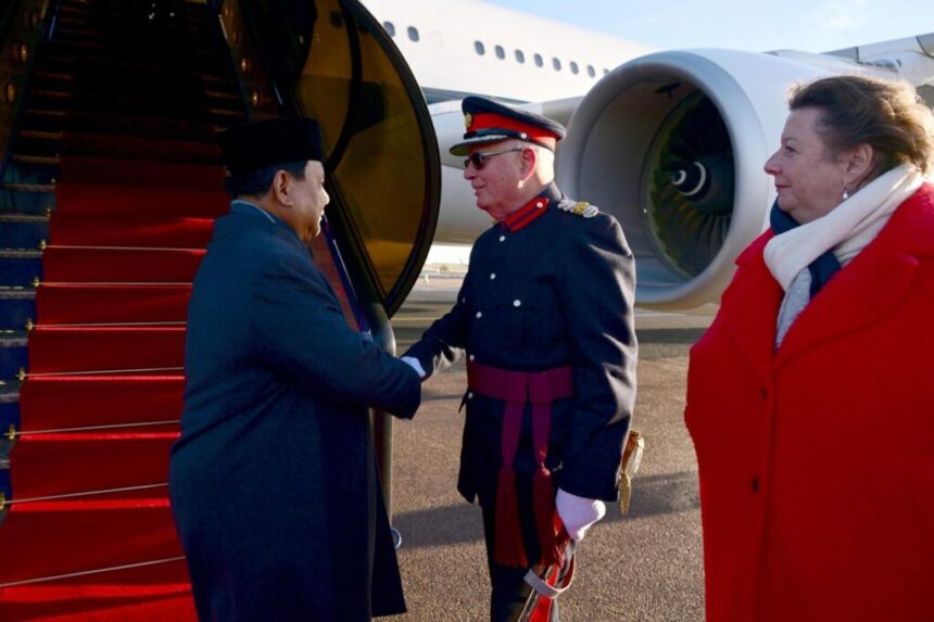 Presiden Prabowo Subianto dan rombongan disambut oleh Perwakilan dari Kerajaan Inggris Charles Anderson DL dan Perwakilan Khusus Menteri Luar Negeri Inggris Adele Taylor MBE, setibanya di Bandar Udara Stansted, London, Inggris, pada Rabu, 20 November 2024, sekitar pukul 08.40 waktu setempat. Foto: BPMI Setpres/Muchlis Jr