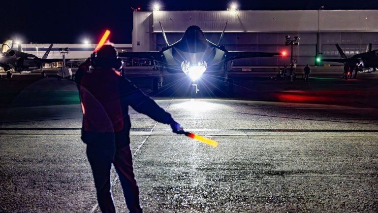 Jet tempur siluman F-35A dalam posisi siap terbang malam. Foto: Lockheed Martin