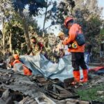 BPBD NTT membantu mengevakuasi korban erupsi Gunung Lewotobi. Foto: Gardaindonesia/BPBD NTT