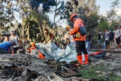 BPBD NTT membantu mengevakuasi korban erupsi Gunung Lewotobi. Foto: Gardaindonesia/BPBD NTT