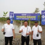 Kegiatan bertajuk “Aksi Restorasi Bumi” dengan melakukan penanaman 10 ribu pohon mangrove di Pantai Istambul Glagah Wangi, Demak, Jawa Tengah, dihadiri oleh Direktur Utama Telkom Ririek Adriansyah (tengah), Direktur Human Capital Management Telkom Afriwandi, serta Direktur Keuangan dan Manajemen Risiko Telkom Heri Supriadi, pada Jumat (15/11/2024). Foto: Telkom Indonesia