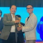 CEO Nuon Aris Sudewo menerima penghargaan dari BUMN Branding and Marketing Awards di Ballroom Hotel Borobudur, Jakarta Pusat, pada Kamis (14/11/2024). Foto: Telkom Indonesia