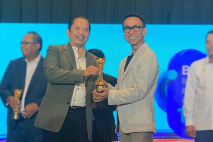 CEO Nuon Aris Sudewo menerima penghargaan dari BUMN Branding and Marketing Awards di Ballroom Hotel Borobudur, Jakarta Pusat, pada Kamis (14/11/2024). Foto: Telkom Indonesia