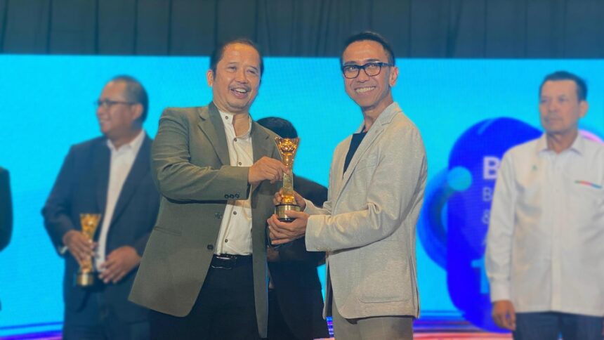 CEO Nuon Aris Sudewo menerima penghargaan dari BUMN Branding and Marketing Awards di Ballroom Hotel Borobudur, Jakarta Pusat, pada Kamis (14/11/2024). Foto: Telkom Indonesia