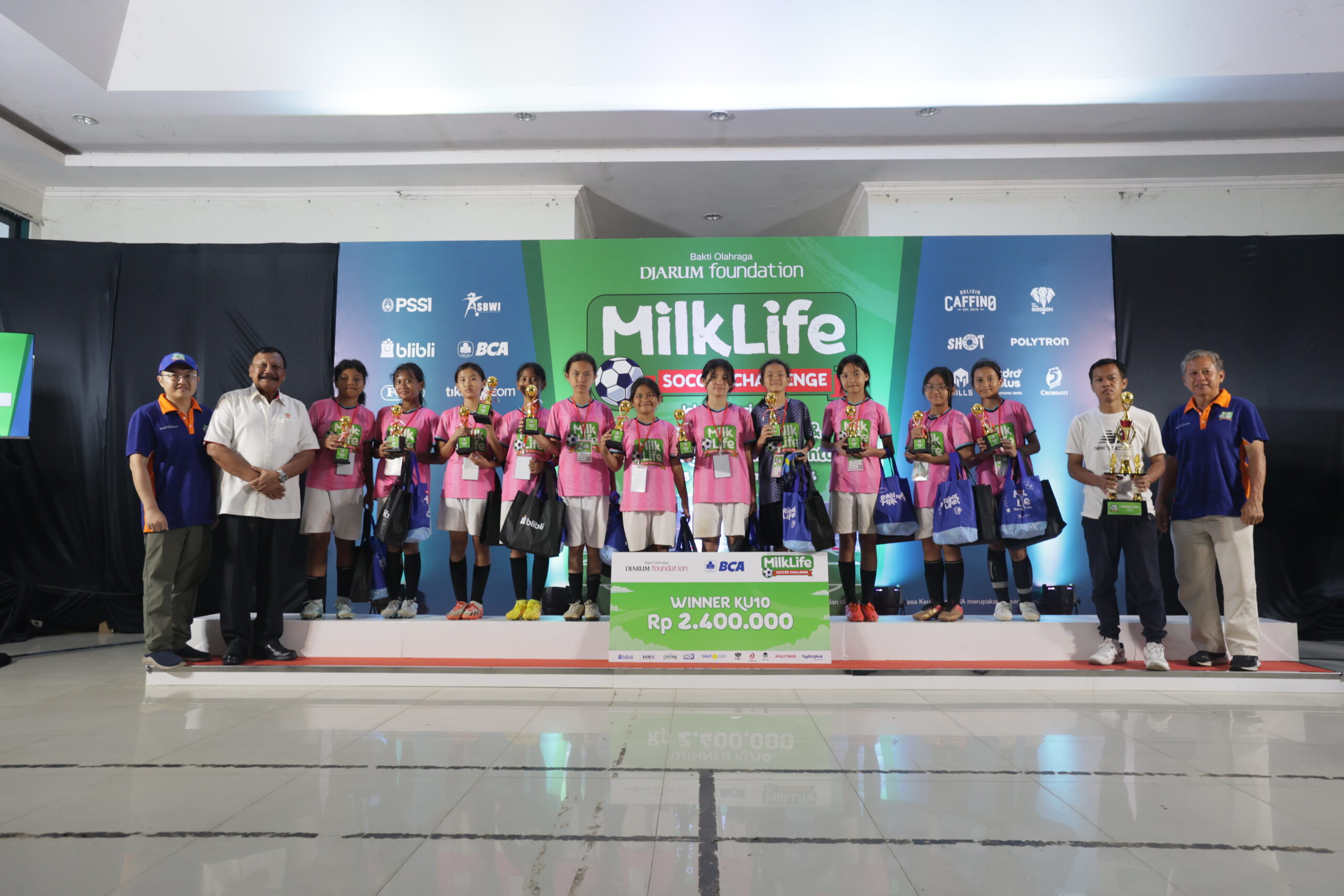 Tim KU 10 SD Cinta Kasih Tzu Chi berhasil meraih podium tertinggi pada gelaran MilkLife Soccer Challenge - Jakarta Seri 2 2024.