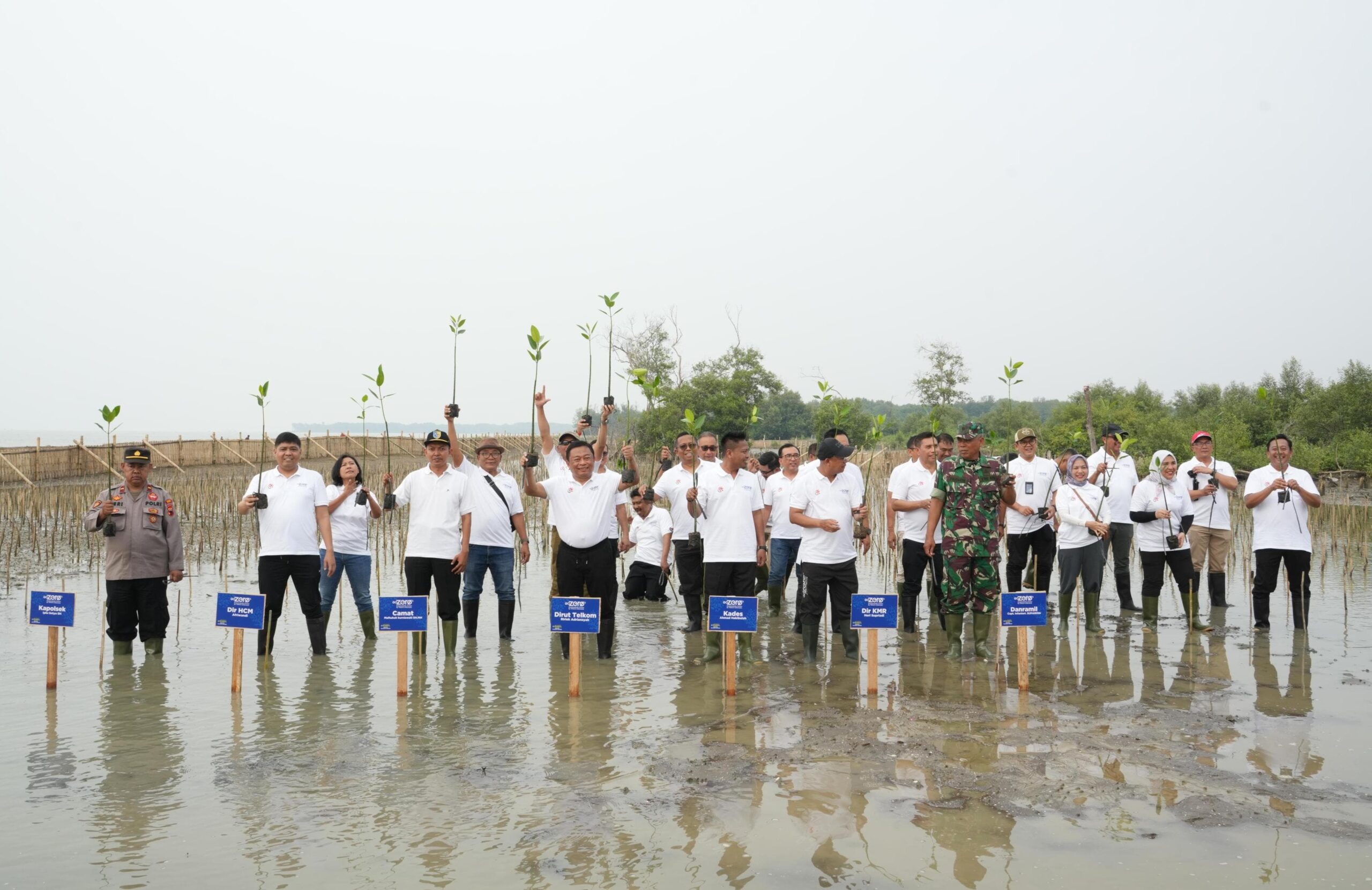 Kegiatan bertajuk “Aksi Restorasi Bumi” dengan melakukan penanaman 10 ribu pohon mangrove di Pantai Istambul Glagah Wangi, Demak, Jawa Tengah, dihadiri oleh Direktur Utama Telkom Ririek Adriansyah (tengah), Direktur Human Capital Management Telkom Afriwandi, serta Direktur Keuangan dan Manajemen Risiko Telkom Heri Supriadi, pada Jumat (15/11/2024). Foto: Telkom Indonesia 