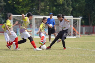 Foto: Aksi Anindhita El Hebsyi, penggawa UPTD Sdn Mampang 1, saat mengolah bola di lapangan hijau dalam gelaran MilkLife Soccer Challenge – Jakarta Seri 2 2024 yang berlangsung di Kingkong Soccer Arena dan Stadion Atang Sutresna Kopassus, Cijantung, Jakarta Timur pada 6-10 November 2024.