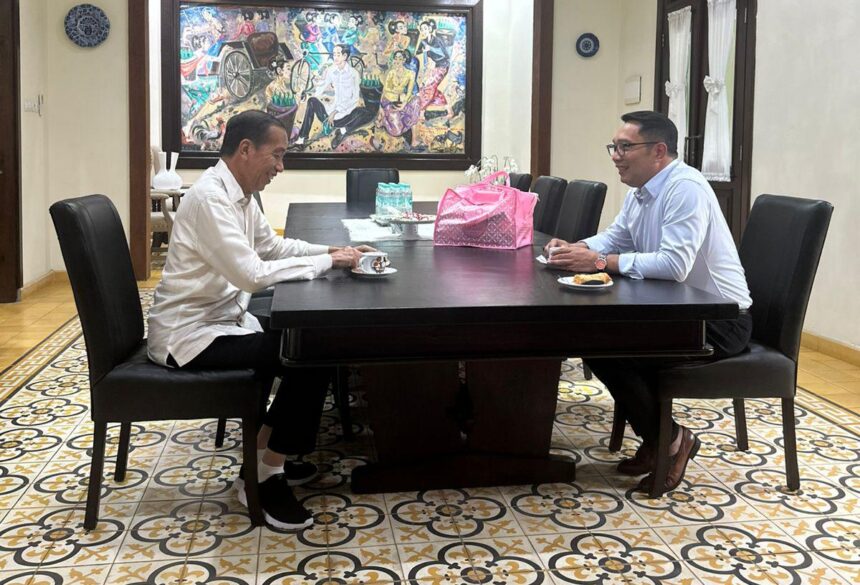 Cagub nomor urut 1, Ridwan Kamil saat makan bersama mantan presiden Jokowi.(Foto istimewa)