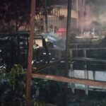 Sejumlah petugas Damkar saat melakukan pemadaman satu unit truk berikut tumpukan ban bekas yang terbakar di Jalan Pulo Ayang, Kelurahan Jatinegara, Kecamatan Cakung, Jakarta Timur, pada Jumat (1/11/2024) dini hari tadi. Foto: Ist