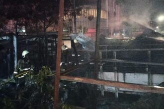 Sejumlah petugas Damkar saat melakukan pemadaman satu unit truk berikut tumpukan ban bekas yang terbakar di Jalan Pulo Ayang, Kelurahan Jatinegara, Kecamatan Cakung, Jakarta Timur, pada Jumat (1/11/2024) dini hari tadi. Foto: Ist