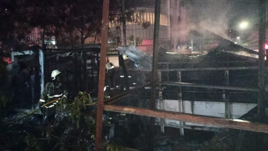 Sejumlah petugas Damkar saat melakukan pemadaman satu unit truk berikut tumpukan ban bekas yang terbakar di Jalan Pulo Ayang, Kelurahan Jatinegara, Kecamatan Cakung, Jakarta Timur, pada Jumat (1/11/2024) dini hari tadi. Foto: Ist