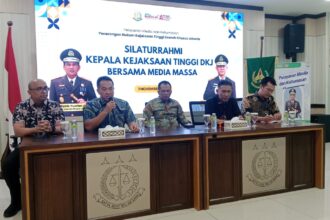 Asisten Pidana Khusus (Aspidsus) Kejati DKJ, Syarief Sulaeman Nahdi (paling kiri) dalam kegiatan silaturahmi dengan media massa di Jakarta, Jumat (1/11/2024). Foto: Yudha Krastawan/ipol.id