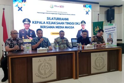 Asisten Pidana Khusus (Aspidsus) Kejati DKJ, Syarief Sulaeman Nahdi (paling kiri) dalam kegiatan silaturahmi dengan media massa di Jakarta, Jumat (1/11/2024). Foto: Yudha Krastawan/ipol.id