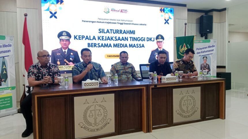 Asisten Pidana Khusus (Aspidsus) Kejati DKJ, Syarief Sulaeman Nahdi (paling kiri) dalam kegiatan silaturahmi dengan media massa di Jakarta, Jumat (1/11/2024). Foto: Yudha Krastawan/ipol.id