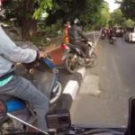 Viral seorang petugas PPSU marahi pengendara motor yang nekat trobos trotoar. Foto: X, @jhonsitorus_18 (tangkap layar)