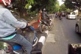 Viral seorang petugas PPSU marahi pengendara motor yang nekat trobos trotoar. Foto: X, @jhonsitorus_18 (tangkap layar)