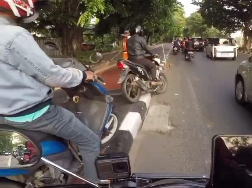 Viral seorang petugas PPSU marahi pengendara motor yang nekat trobos trotoar. Foto: X, @jhonsitorus_18 (tangkap layar)