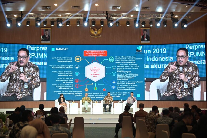 Suasana diskusi panel dalam kegiatan Archival Launching and Workshop Integrated Corporate Records Management di Kantor Pusat PLN, Jakarta, yang dihadiri oleh Kepala Arsip Nasional Republik Indonesia, Imam Gunarto (kedua dari kanan), Kepala Badan Pemulihan Aset Kejaksaan Agung RI, Amir Yanto (kanan), dan Professor of Archival Science National Archive of Netherlands, Charles Jeurgens (kedua dari kiri) sebagai narasumber. Foto: Dok PLN